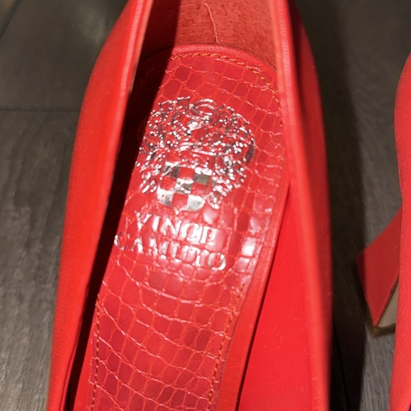 VINCE CAMUTO AKENTA PUMP - Picture 5 of 8
